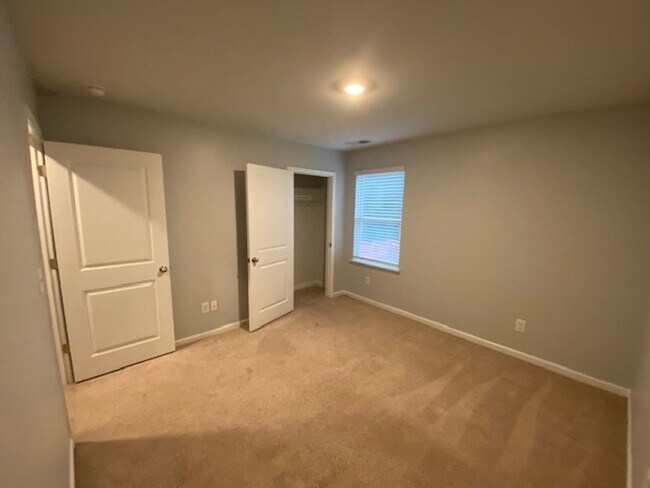 Building Photo - Welcome to a move-in ready haven!!!