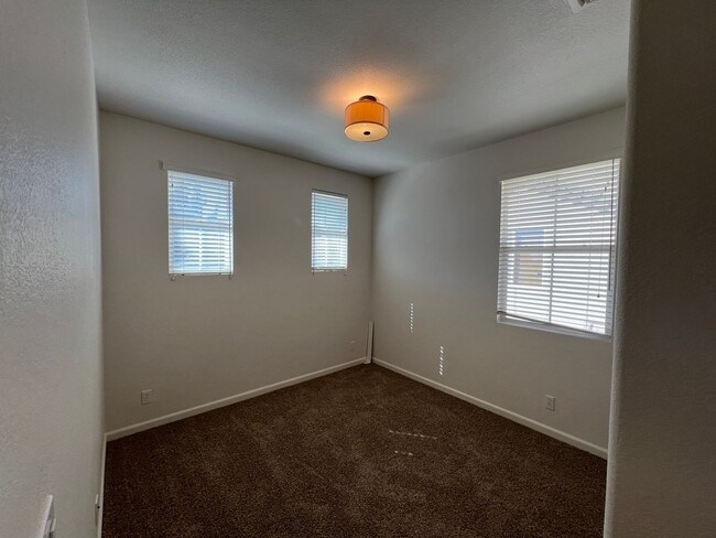 Building Photo - 5 bedroom home located in Sylvan School District!