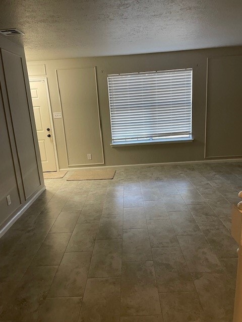 Building Photo - 407 W Semands St