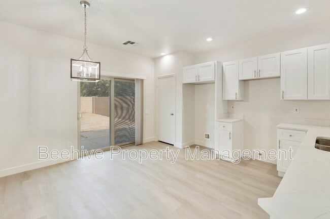 Building Photo - 220 N 110th St