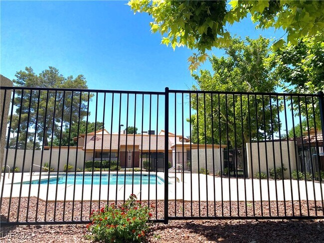 Building Photo - 1515 E Reno Ave