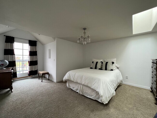 Building Photo - BEAUTIFUL 3 Bed 3.5 Bath Townhome in Dakota Ridge Village in North Boulder