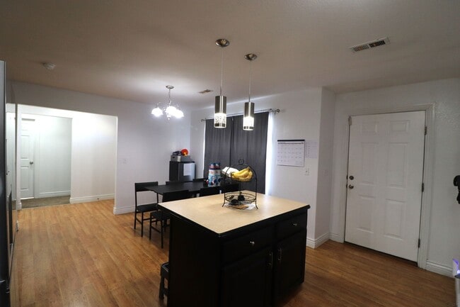 Building Photo - Spacious home for rent!