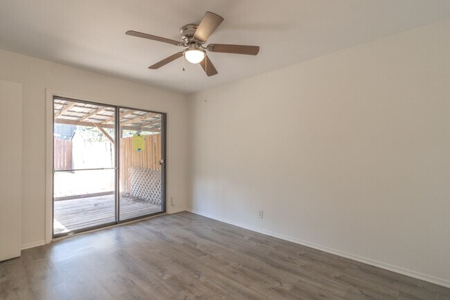 Building Photo - 2305 Montclaire St