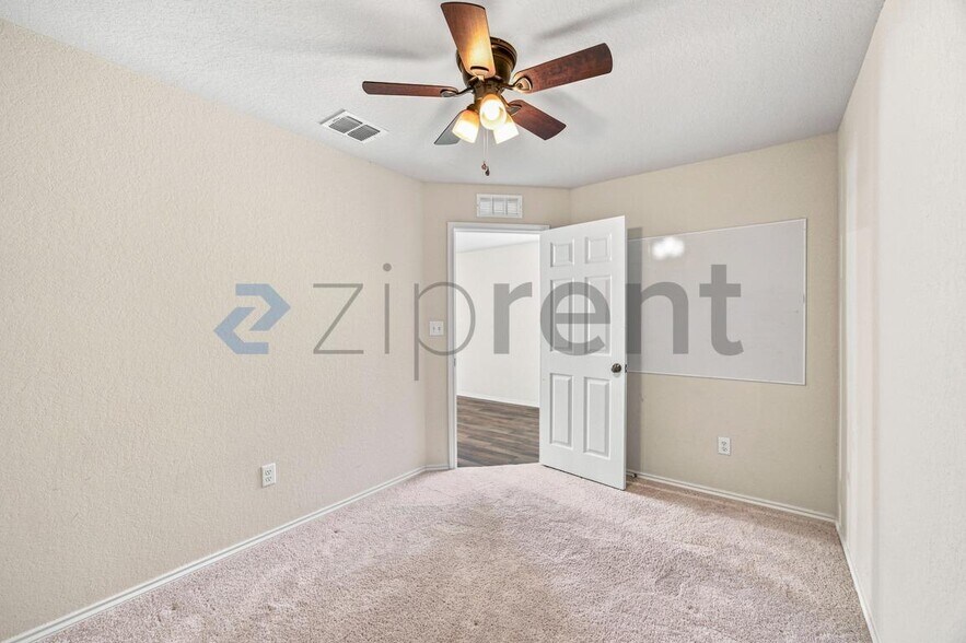 Building Photo - Unit
