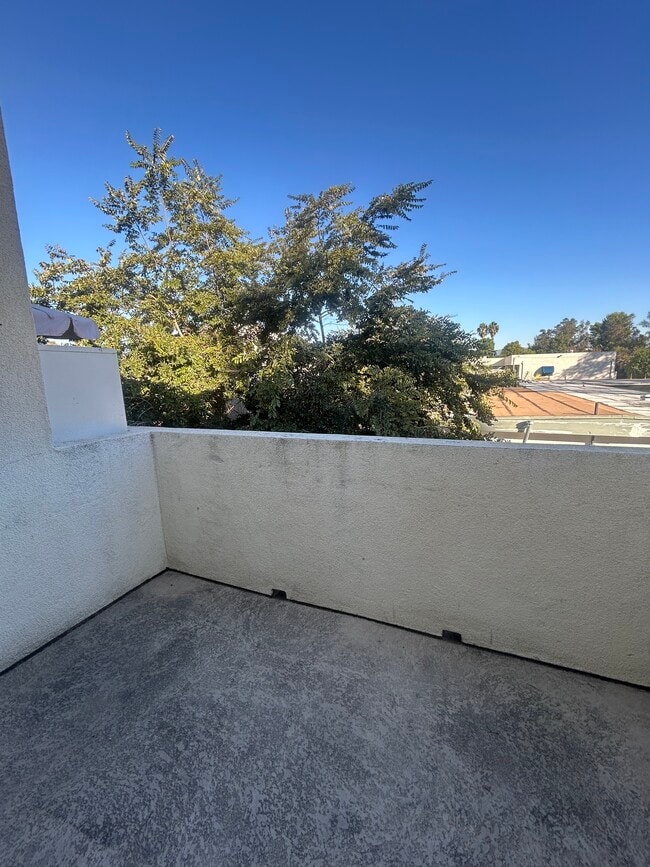 Building Photo - 15643 Wyandotte St