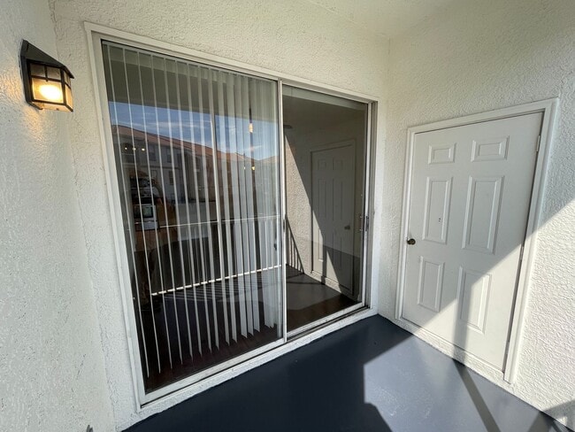 Building Photo - Water View!! 4 Bedroom/2 Bath Orlando Condo in Bella Terra!