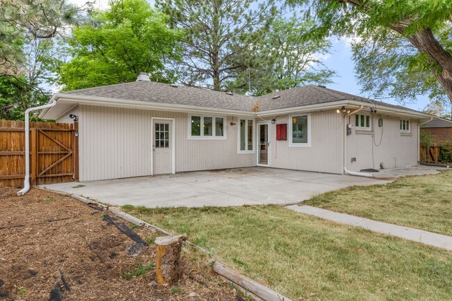 Building Photo - Welcome to the beautiful home in Holly Hills.