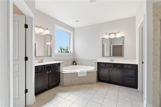 Building Photo - 2530 Maple Ridge Ln
