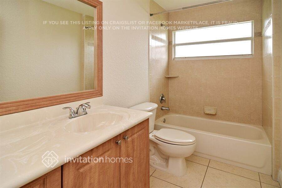 Building Photo - 1025 SW Romaine Ln