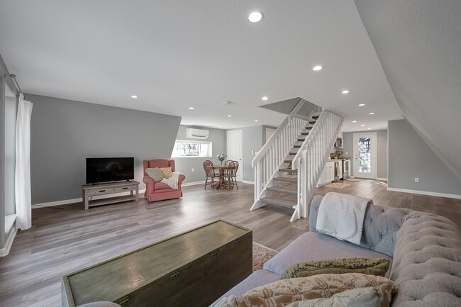 Building Photo - 1500 W Pine Lake Cir