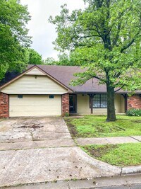 Building Photo - Beautiful 4 Bedroom 2 Bath