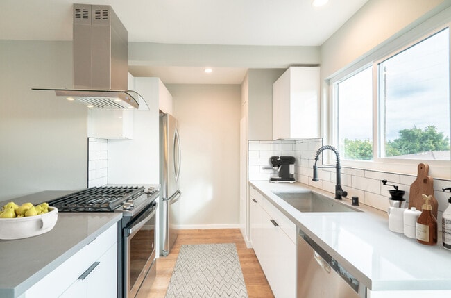 Building Photo - 5847 Willoughby Ave