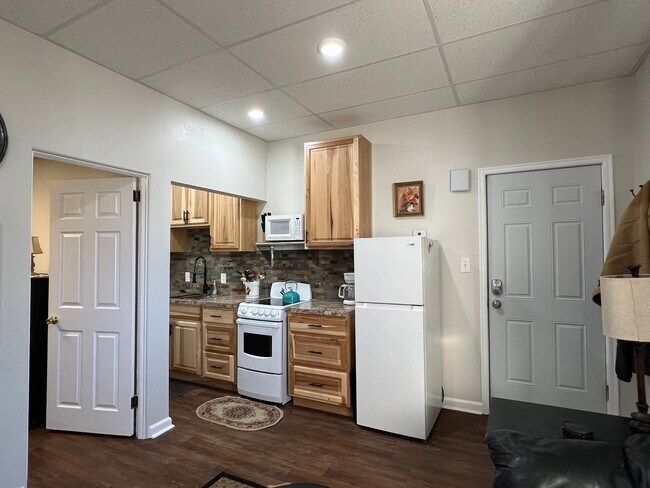 Building Photo - Furnished Short Term or Extended Stay Corporate Vacation Apartment