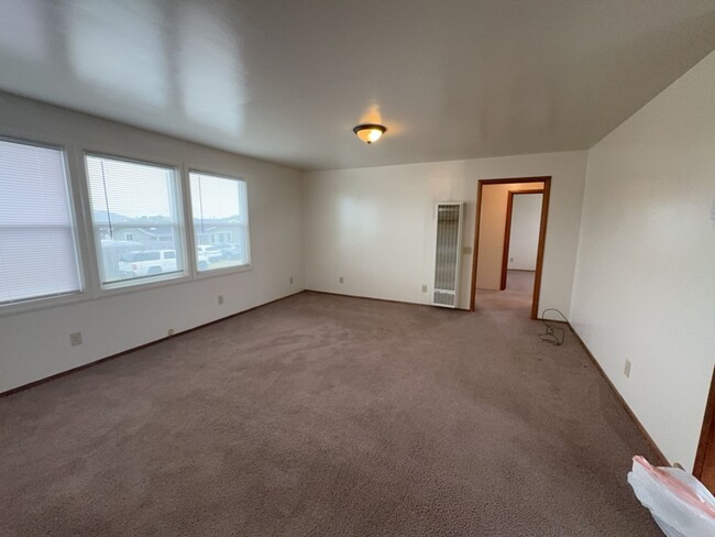Building Photo - Charming Coastal Living 2 Bed, 1 Bath with...