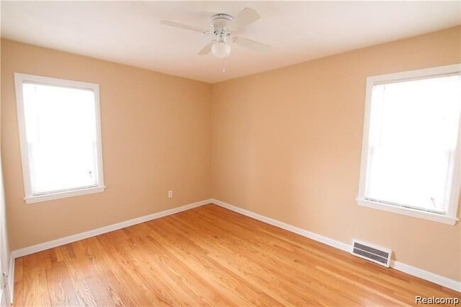 Building Photo - 25369 Ivanhoe Ave