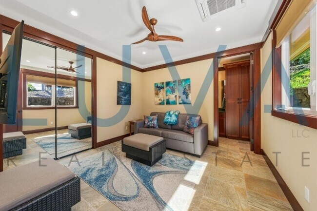 Building Photo - 4 bedroom 3.5 bathroom home with pool