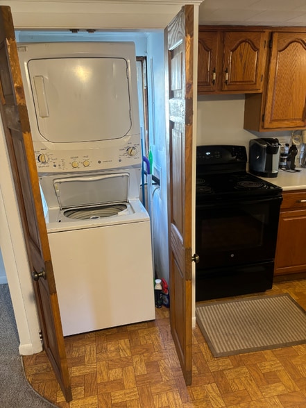 Building Photo - 277 Center St