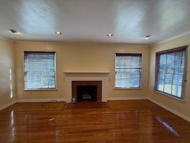 Building Photo - Adams Duplex -814/816 Rental Units