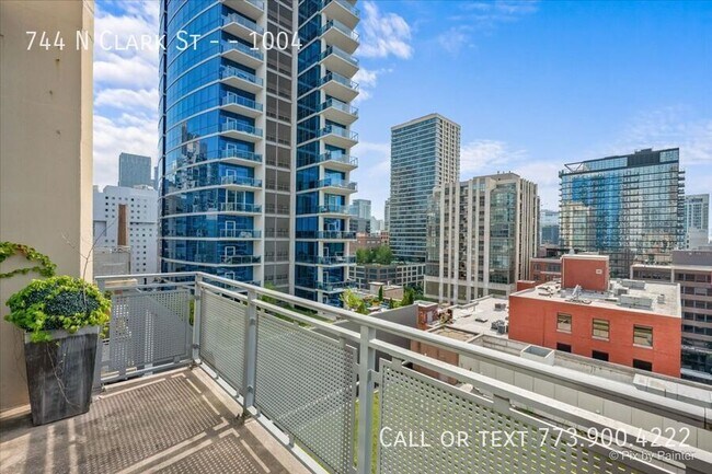 Building Photo - 744 N Clark St