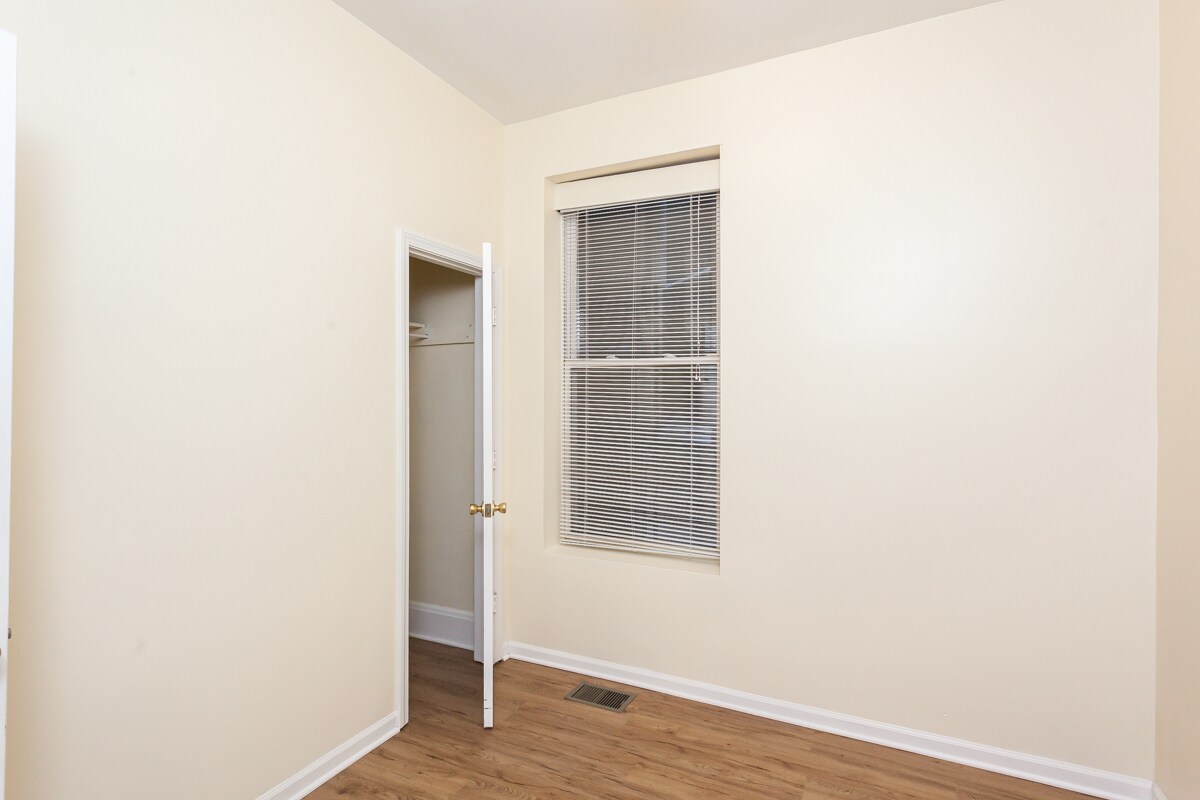 Building Photo - 1310 N Artesian Ave