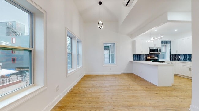 Primary Photo - 2050 Strauss St