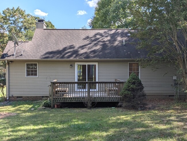 Building Photo - 1605 Hillhaven Rd