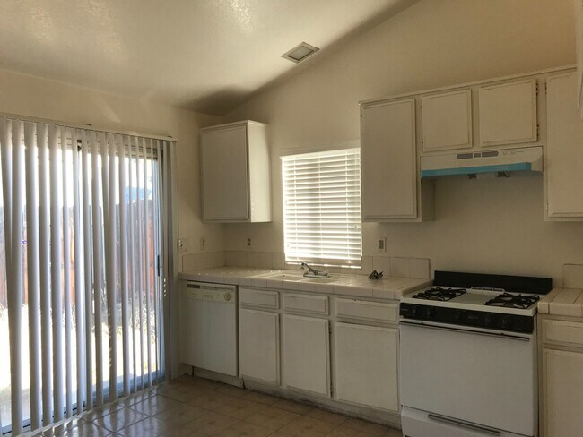 Building Photo - SINGLE STORY 2 BEDROOM