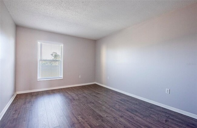 Building Photo - 225 Country Club Dr