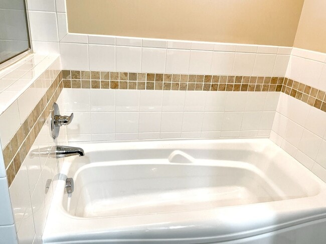 Building Photo - Beautifully Maintained Home in the Heart o...