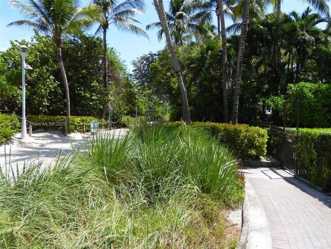 Building Photo - 1623 Collins Ave