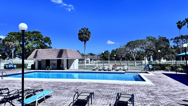 Building Photo - 5535 Lakewood Cir