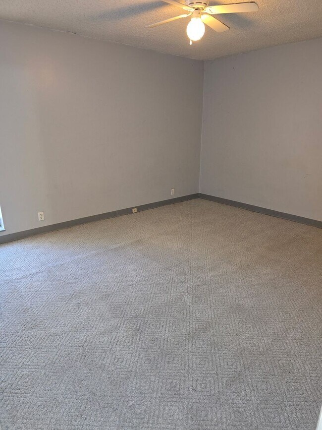 Building Photo - Knoxville 37923 - 2 bedroom, 2 bath condo ...