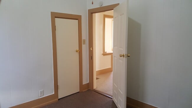 Building Photo - 2 bedroom 1 bath home