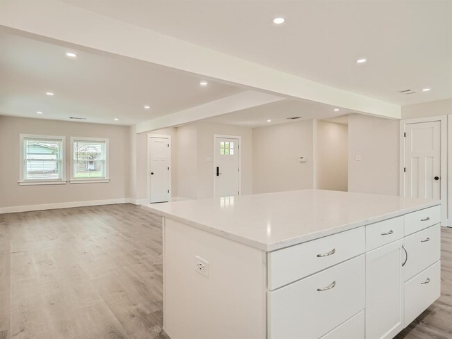 Building Photo - 5804 Eureka Dr