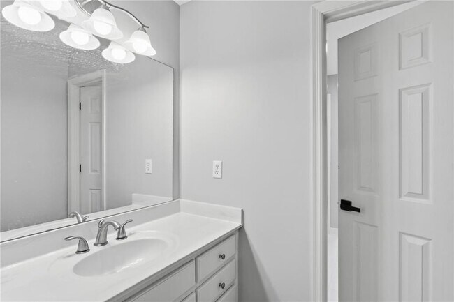 Building Photo - 4563 Fountain Dr NE