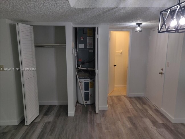 Building Photo - 3750 Inverrary Dr
