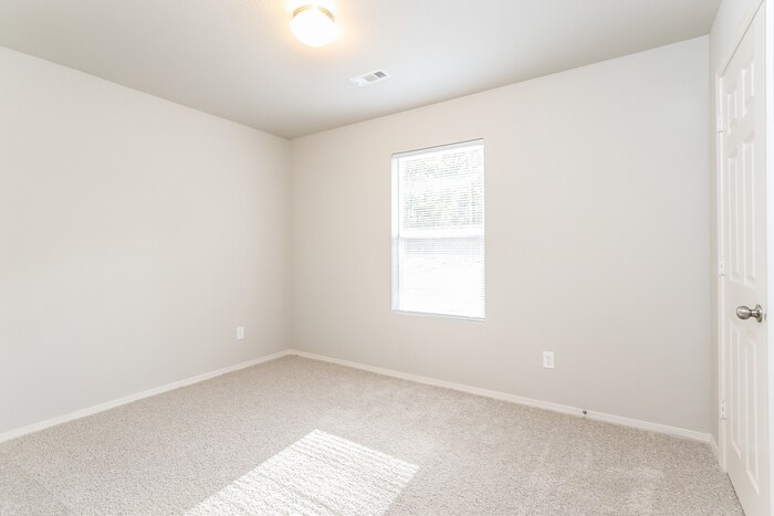 Building Photo - 2048 Bentwood Dr