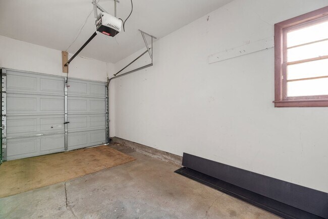 Building Photo - Charming 3 Bed 1 Bath In Quiet Neighborhood