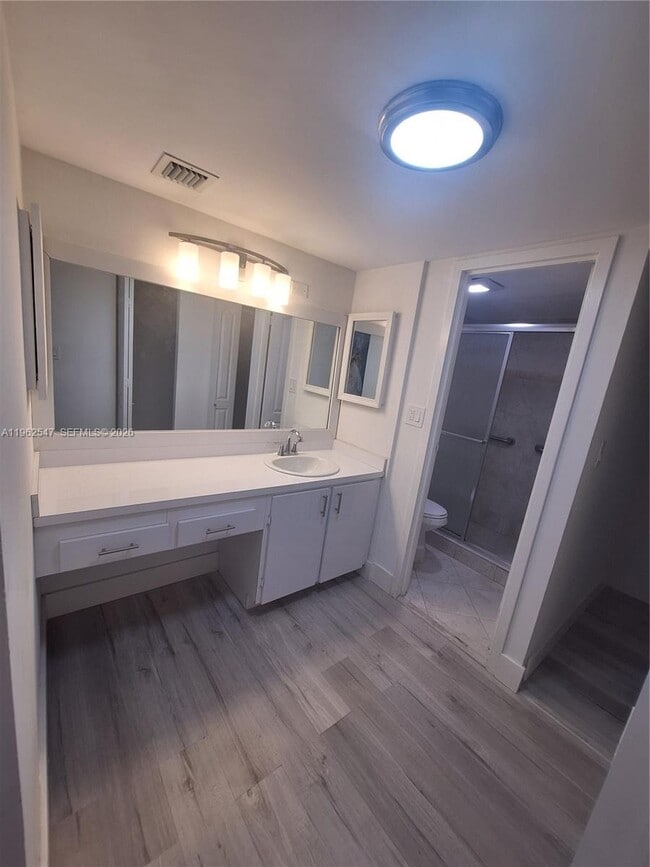 Building Photo - 100 Bayview Dr