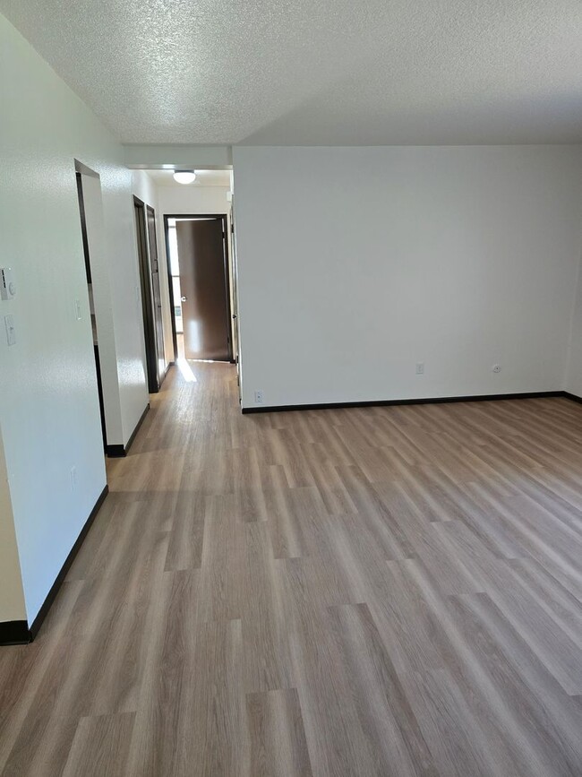 Building Photo - Incredible Value!  Upstairs Pet Friendly 2...