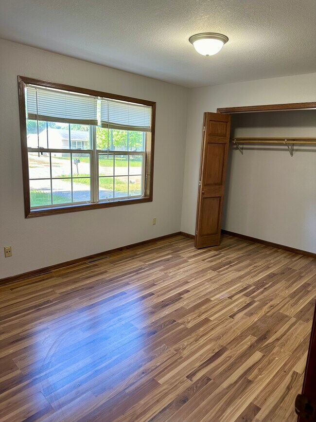 Building Photo - E1592 Raymond Dr