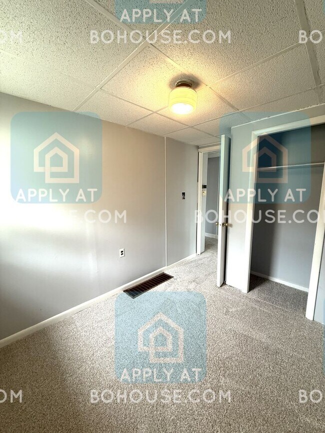 Building Photo - AVAILABLE SOON! LAKEFRONT 2 BED 1.5 BATH H...