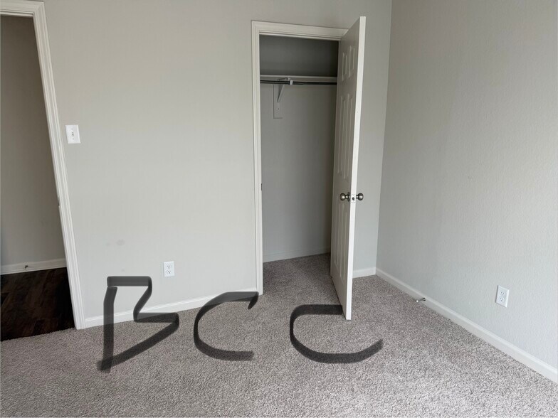 Building Photo - 110 Sunland Dr