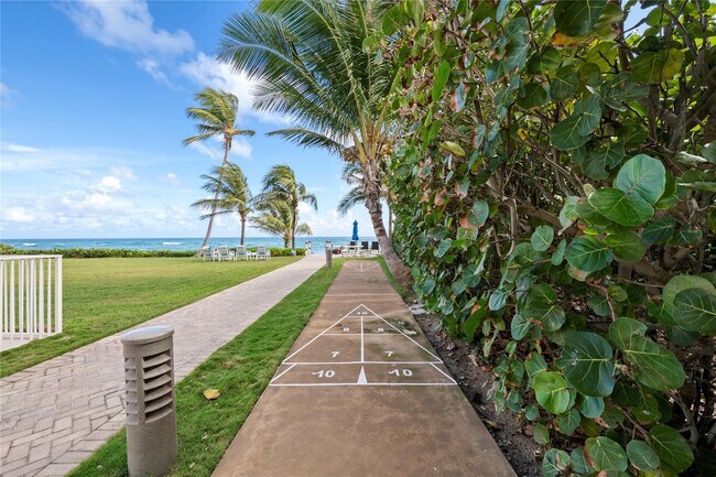 Building Photo - 1069 Hillsboro Mile