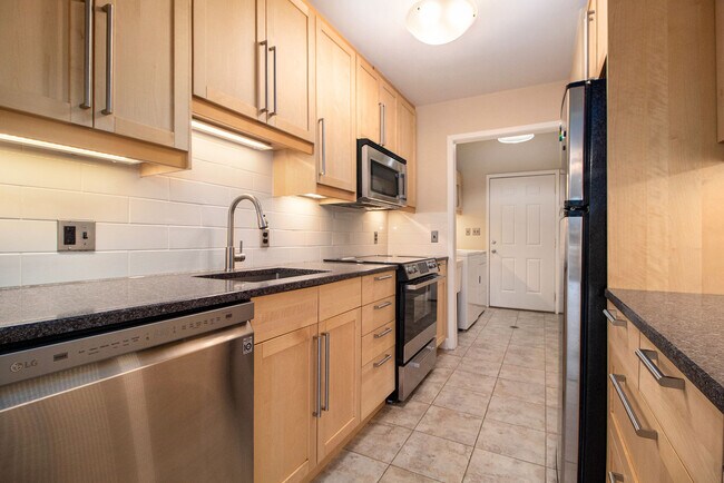 Building Photo - 614 Peninsula Ct