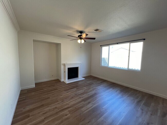 Building Photo - 5 bedroom home located in Sylvan School District!