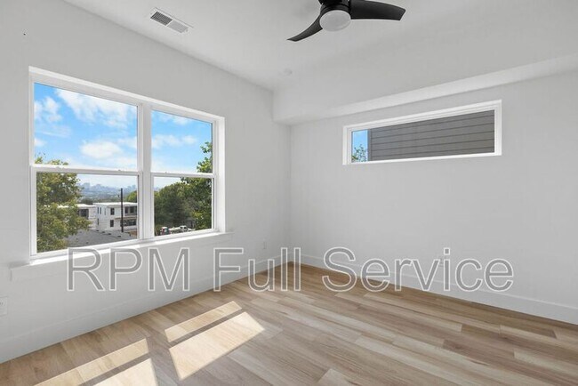 Building Photo - 1241 N Avondale Cir