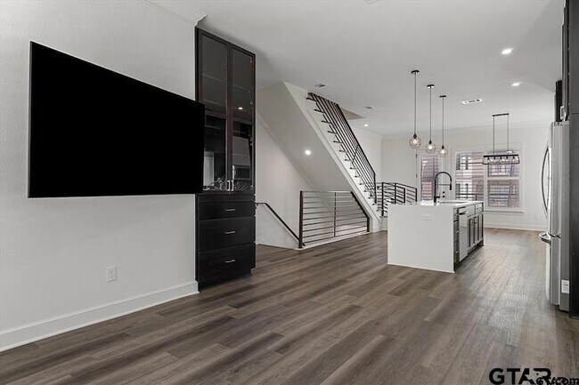 Building Photo - 522 W Erwin St