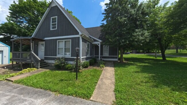 Building Photo - Stunning, Well-Maintained Craftsman Gem